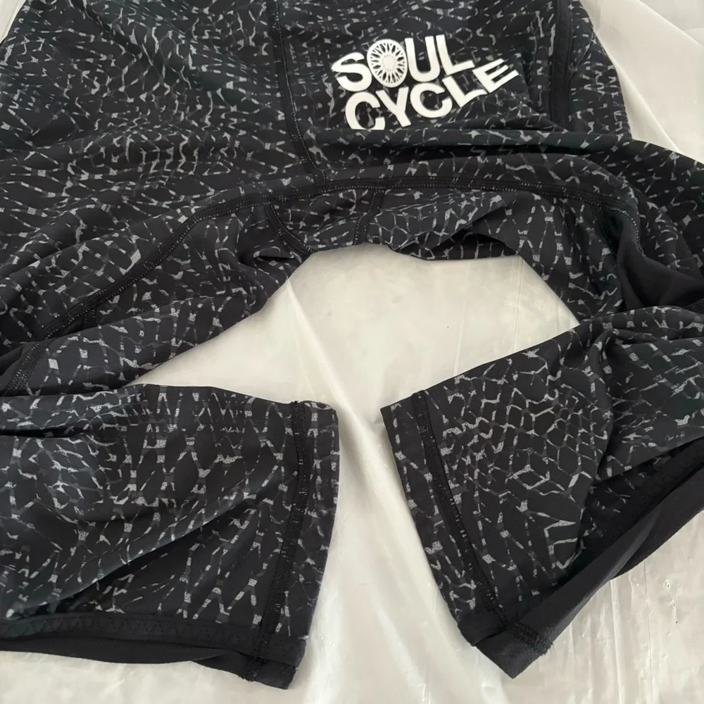Lululemon Soul Cycle crop leggings black marked SZ 4 Worn once